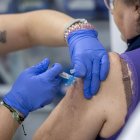 Una mujer se vacuna durante la campaña de vacunación contra la gripe