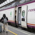Persona accediendo a un tren de Renfe, en una imagen de archivo.