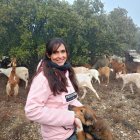 Isabel Gómez posa con sus animales