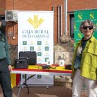 El teniente coronel jefe de la Comandancia de la Guardia Civil de Salamanca, Pedro Merino Castro, presenta un dron donado por Caja Rural de Salamanca, acompañado por su directora, Isabel Martín Arija.