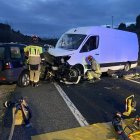 Intervención de los bomberos tras el accidente.