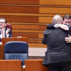 El presidente de la Junta, Alfonso Fernández Mañueco, abraza al consejero de Sanidad, Alejandro Vázquez, tras la aprobación de la ley.