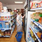 El objetivo de este proyecto es garantizar que en los pueblos siga habiendo al menos una tienda donde hacer la compra a la vez que se genera empleo, se impulsa la venta de productos locales y se contribuye a fijar población en el territorio.