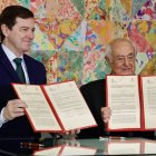 El presidente de la Junta de Castilla y León, Alfonso Fernández Mañueco, firma un protocolo de colaboración con Cáritas Interparroquial de Béjar.