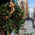 Venta de centros artesanos de acebo en una calle comercial de Soria