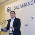 Alfonso Fernández Mañueco clausura la reunión del Comité Ejecutivo Provincial del PP de Salamanca, junto al presidente provincial del partido, Carlos García Carbayo.