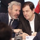Jorge Azcón y Alfonso Fernández Mañueco, en la junta directiva del PP