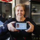 Tina, propietaria del restaurante el Leonés de Marbella posa con un décimo del Gordo del Sorteo Extraordinario de la Lotería de Navidad