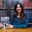 La periodista del Diario de León, Cristina Fanjul, posa con su novela ‘La isla de Garibaldi’
