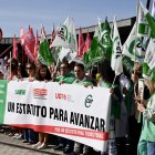 Imagen de archivo de organizaciones sindicales en la concentracion frente al Hospital de León para rechazar el bloqueo del Ministerio de Sanidad a la negociación de la reforma del estatuto marco.