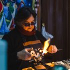 Ana Llavador, maestra artesana en cristal y vidrio, desde Guardo