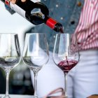 Un sumiller sirve vino en una cata organizada por el Consejo Regulador de la DO Ribera del Duero.