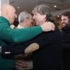 El alcalde de León, José Antonio Diez, saluda al secretario general del PSCyL y candidato a la Presidencia de la Junta, Carlos Martínez, en Palencia.