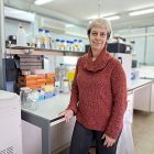 La investigadora del Irnasa-CSIC Silvia Manrique. A la izquierda, puntos verdes en el desarrollo de los óvulos