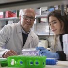 Matthias Drosten junto a otra investigadora.