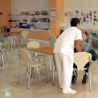 Un enfermero ayuda a una persona mayor en una residencia.