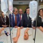 El presidente de la Junta, Alfonso Fernández Mañueco, visita las instalaciones de la Escuela Universitaria de Enfermería de Palencia.