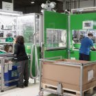 Varios trabajadores en una fábrica en Valladolid, en una imagen de archivo.