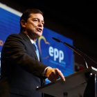 El presidente de la Junta y del PP de Castilla y León, Alfonso Fernández Mañueco, interviene durante el encuentro del Grupo de Trabajo del EPP.