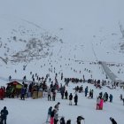 Pistas de esquí de la estación invernal de San Isidro repletas de personas.