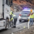 La Guardia Civil analiza los restos del accidente.