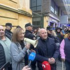 La presidenta de la CHD, María Jesús Lafuente, y el presidente del Sindicato de Riego de la Comunidad de Regantes del Páramo Bajo tras la reunión de este lunes a las puertas de la CHD.