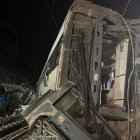 Tren Alvia que sufrió el impacto tras el descarrilamiento de un Iryo en Adamuz