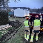 Los bomberos de León, con la casa móvil al fondo en Villanueva de las Manzanas.