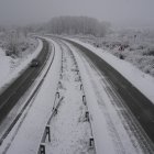 La carretera CL-631 entre Ponferada y Villablino (León), afectada por el temporal de nieve.