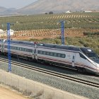 Un tren circulando por el corredor de alta velocidad Valladolid-Segovia-Madrid, en una imagen de archivo.