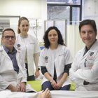 El profesor del Departamento de Enfermería y Fisioterapia, José Ignacio Recio Rodríguez, junto a su equipo de investigación.