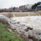 Crecida del río Bernesga a su paso por la capital leonesa, en una imagen de archivo.