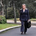 La ministra de Educación, Formación Profesional y Deportes, Milagros Tolón, en los jardines de La Moncloa.