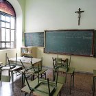Aula de un colegio con un crucifijo, en una imagen de archivo.