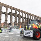Manifestación a pie y con tractores en el acueducto de Segovia