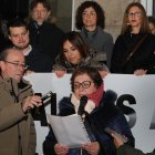 La alcaldesa de Palencia sujeta la pancarta durante la manifestación contra las pantallas acústicas