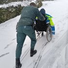 Agentes del Seprona sacan de la nieve una ambulancia que transportaba tres pacientes que volvían de someterse diálisis.