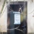 La puerta de entrada al domicilio del ‘lobo de Tajueco’ por el patio donde se observa el precinto policial.