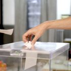 Un ciudadano deposita su voto en una jornada electoral.