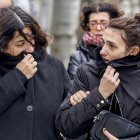 HERMANA DE SERGIO DELGADO, A LA DERECHA, LLEGANDO A LA AUDIENCIA DE BURGOS