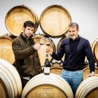 Rafael García y Julián Ramos en las modernas instalaciones de Dominio d’Echauz, un vino ‘nuevo’ que nace sobre décadas de trabajo de campo e investigación genética.