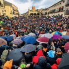 Miles de personas celebran el comienzo del Carnaval del Toro con el tradicional 'El Campanazo' en Ciudad Rodrigo (Salamanca)