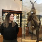 La bióloga y coordinadora de los museos, Verónica Viñas, junto a un ejemplar de Perezoso naturalizado