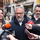 El candidato de VOX a la Presidencia de la Junta, Carlos Pollán, junto a Isabel Pérez y David Hierro