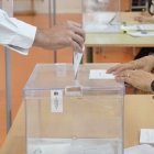 Un ciudadano deposita su voto en una cita electoral en una imagen de archivo.
