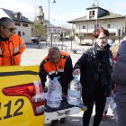 Reparto de agua en la pedanía ponferradina de Toral de Merayo (León), debido a la rotura de la estación de captación de agua de Santa Lucía de Valdueza (León), por el temporal de lluvias.