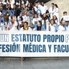 Concentración de médicos en la puerta del hospital Gregorio Marañon, en huelga contra la reforma del Estatuto Marco