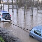 La Guardia Civil remolca un coche atrapado en un camino anegado por el Duero en Zamora