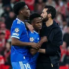 Arbeloa y Tchouamèni abrazan a Vinicius.