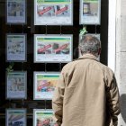 Un hombre en el escaparate de una inmobiliaria